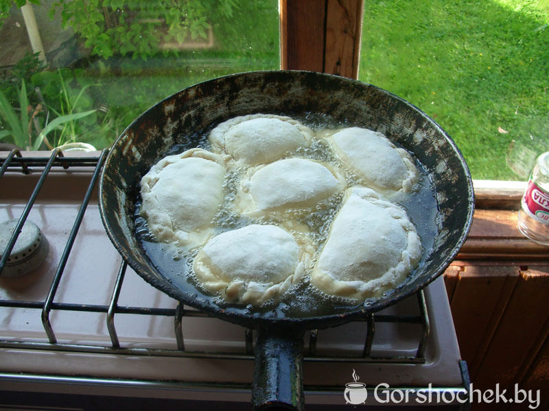 Чебуреки по-белорусски в разогретую сковородку выкладываем чебуреки