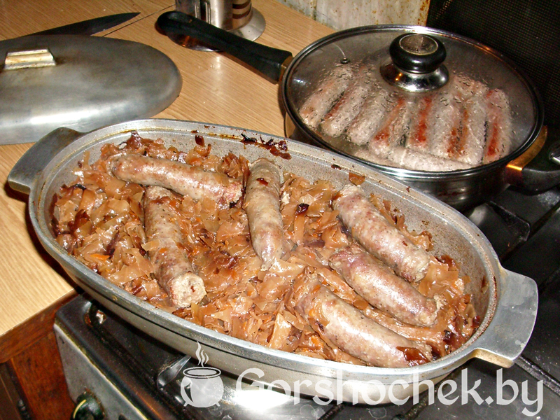 Капуста тушеная с мясными колбасками Сосиски тоже кладём в утятницу и отправляем снова в духовку еще на 1 – 1,5 часа