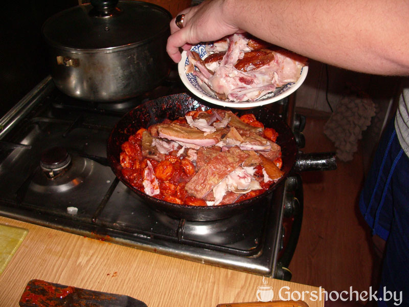 Солянка сборная мясная выкладываем на сковородку «обрезки». Перемешиваем