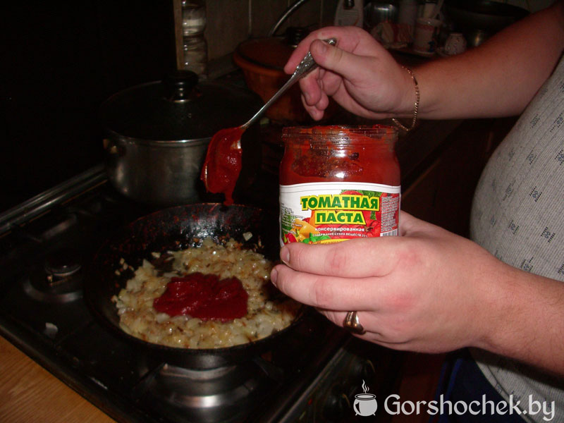 Солянка сборная мясная добавляем томатную пасту