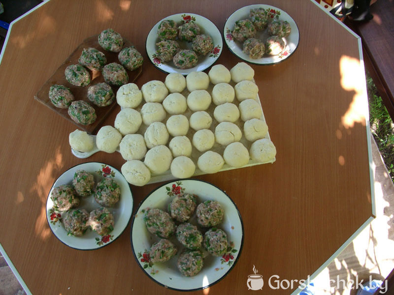 Чебуреки по-белорусски разделяем тесто и фарш на 30 равных шариков
