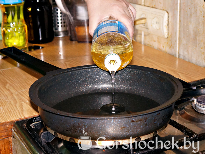 Чебуреки сковородку ставим на огонь, наливаем подсолнечное масло