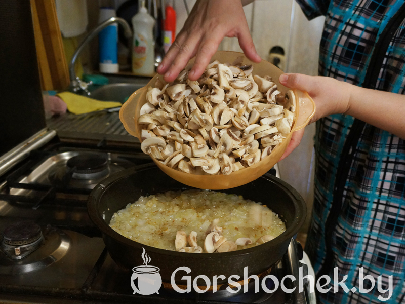 Открытый французский пирог «Киш Лорен» с курицей и грибами и добавляем их к луку