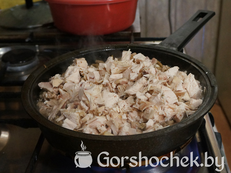 Открытый французский пирог «Киш Лорен» с курицей и грибами добавляем нарезанную курицу