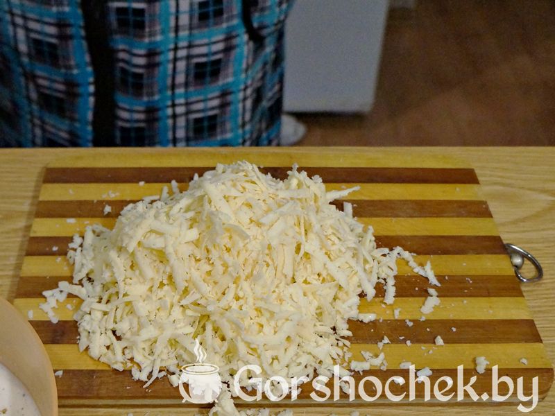 Открытый французский пирог «Киш Лорен» с курицей и грибами 250–300 г твёрдого сыра натираем на крупной тёрке