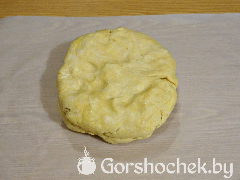 Открытый французский пирог «Киш Лорен» с курицей и грибами Достаём тесто из морозилки и кладём на бумагу