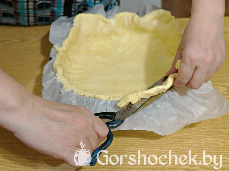 Открытый французский пирог «Киш Лорен» с курицей и грибами Лишнее тесто обрезаем