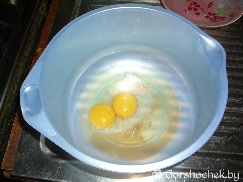 Печенье «Хворост» два яйца, две столовые ложки коньяка и соль начинаем взбивать