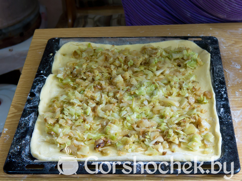 Пирог с капустой Обжаренный лук и капусту перемешиваем, выкладываем на тесто и равномерно распределяем