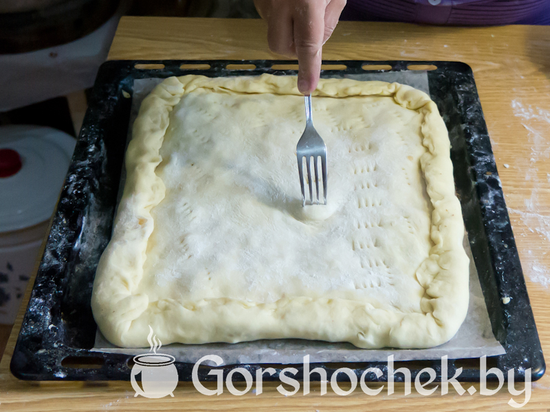 Пирог с капустой Берём вторую часть теста, раскатываем по форме противня и накрываем начинку сверху