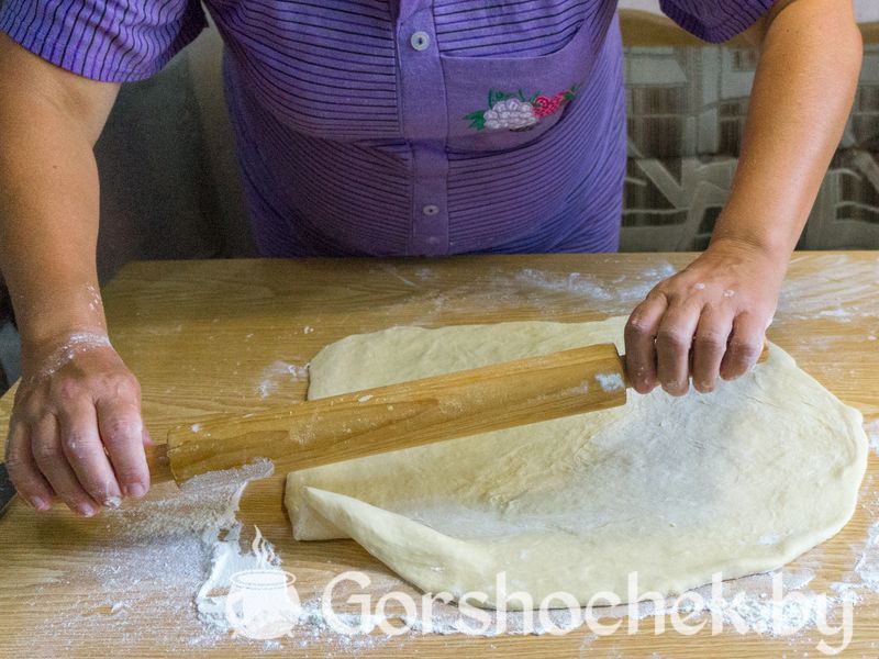 Пирог с курицей и сыром Берём первую половину теста и раскатываем его толщиной 1 – 1,5 см