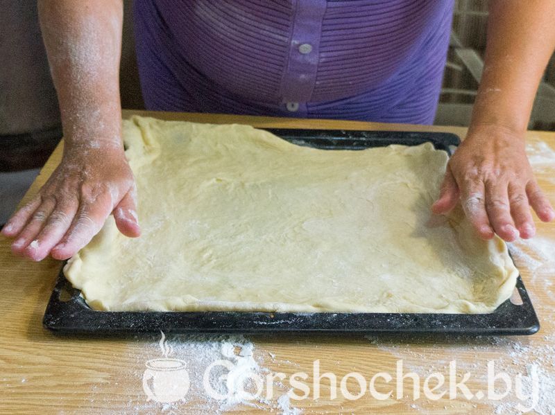 Пирог с курицей и сыром Раскладываем раскатанное тесто и формируем бортики по периметру