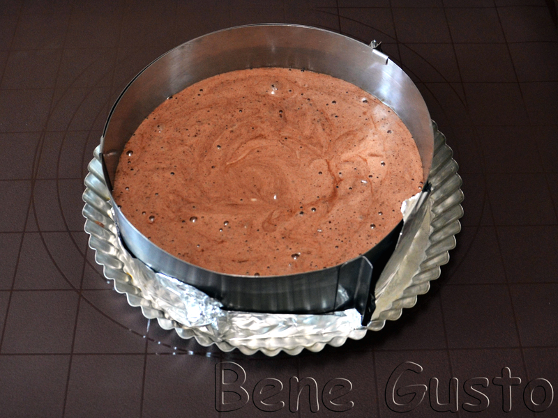 Шоколадный торт с ягодами Выливаем полученную смесь в форму