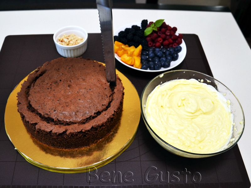 Шоколадный торт с ягодами Для начинки и украшения можно брать любые ягоды и фрукты