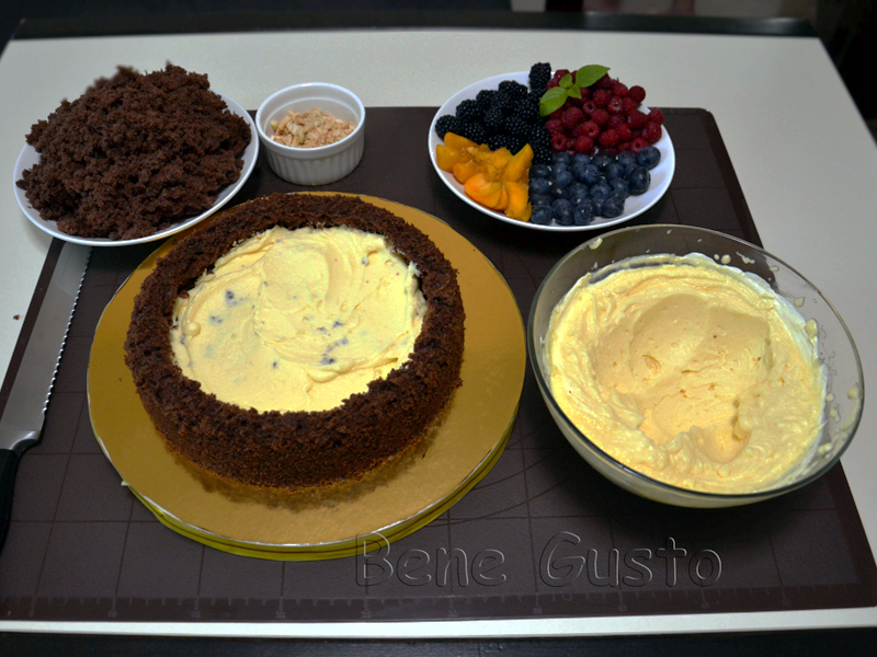 Шоколадный торт с ягодами В углубление выкладываем слой крема