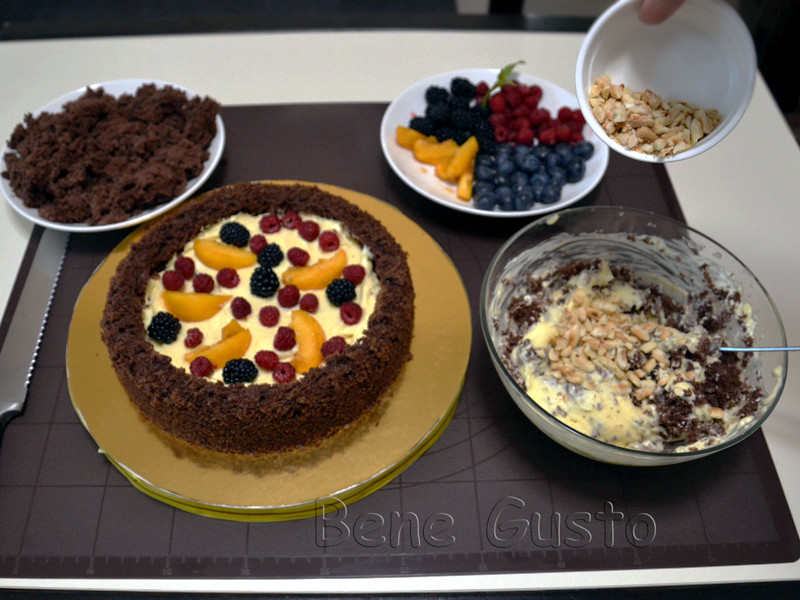 Шоколадный торт с ягодами Теперь в крем добавляем обжареный миндаль и бисквит