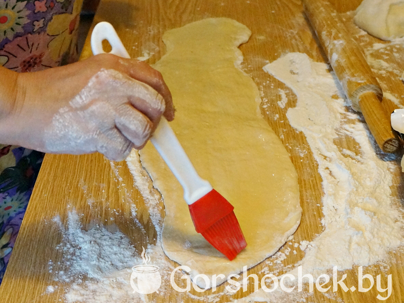 Сладкий пирог с орехами, сухофруктами, корицей и маком Берём вторую часть теста и раскатываем толщиной 5 мм