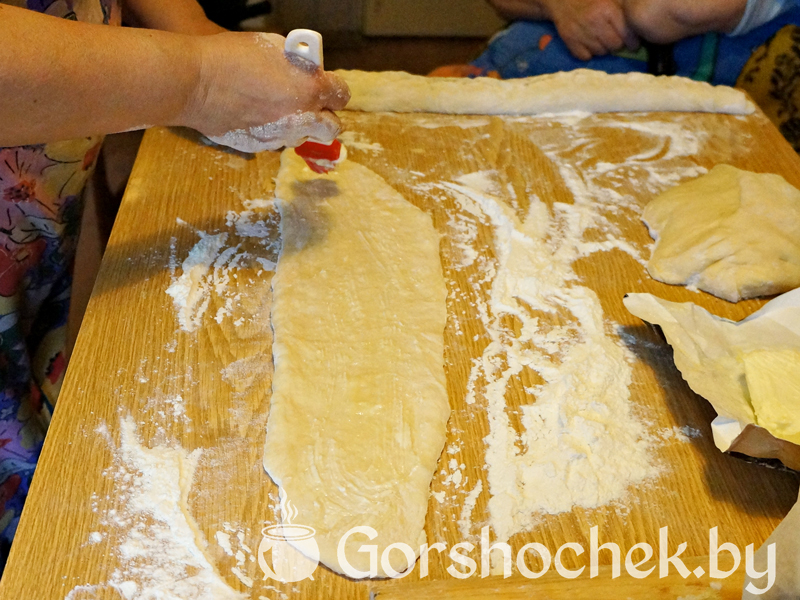 Сладкий пирог с орехами, сухофруктами, корицей и маком Раскатываем толщиной 5 мм, смазываем сливочным маслом