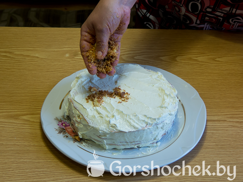 Торт «Наполеон» с масляным кремом и посыпаем этой крошкой торт сверху