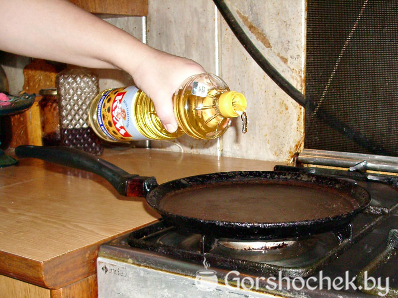 Салат «Гнездо глухаря» на сковородку налить масло и