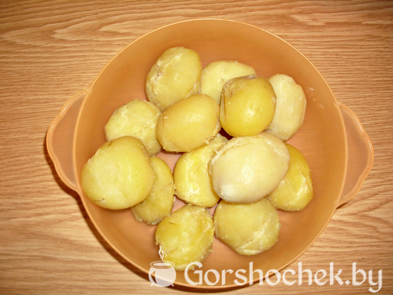 Салат «Оливье» картофель отварить «в мундирах», охладить и очистить от кожуры