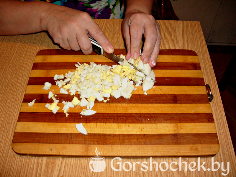 Салат «Оливье» яйца сварить вкрутую, охладить, очистить и мелко нарезать