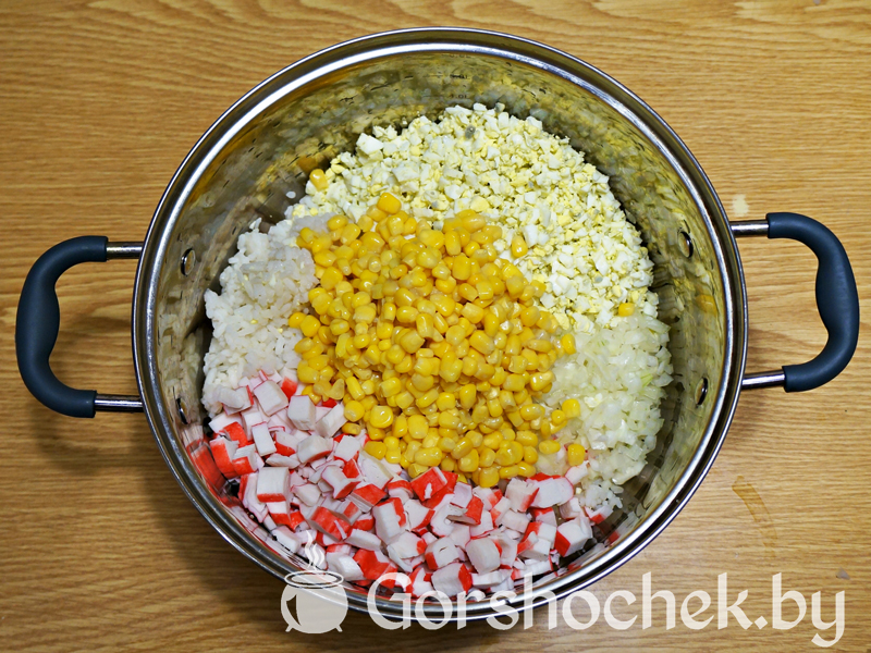 Салат с крабовыми палочками Добавляем консервированную кукурузу