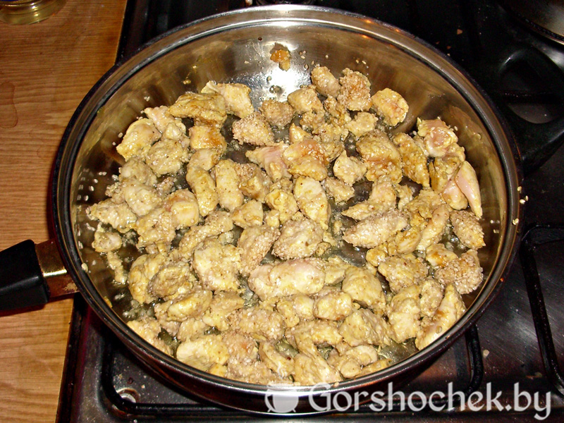 Салат с куриным филе и овощами куриное филе нарезать небольшими кусочками и обжарить