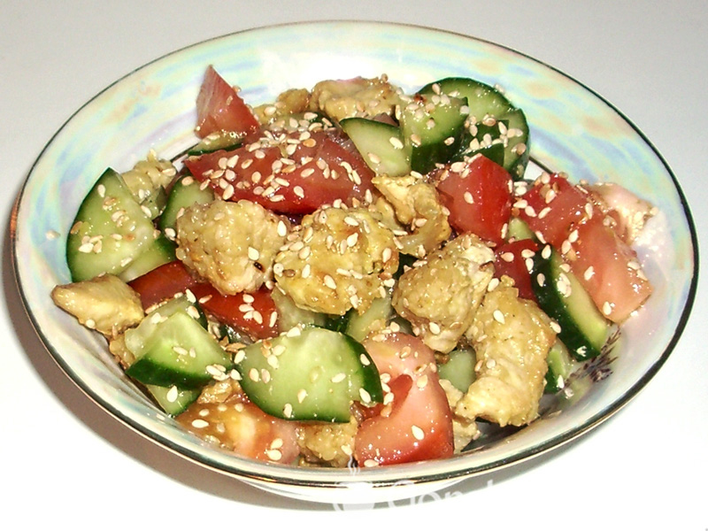 Салат с куриным филе и овощами раскладываем порционно