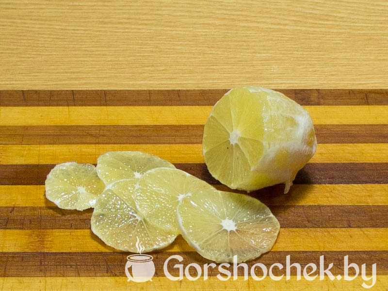 Салат с тунцом Лимон очищаем от кожуры и нарезаем 3–4 тонких кружочка