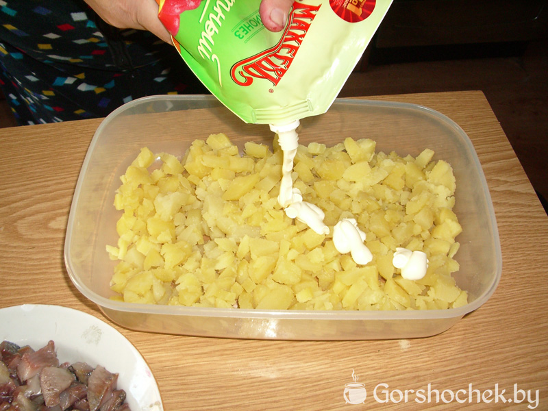 Салат «Селедка под шубой» выкладываем слои: картошка