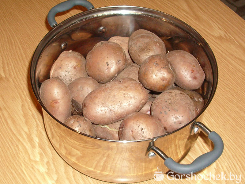 Картофельные пирожки с грибами сварить картошку «в мундирах»