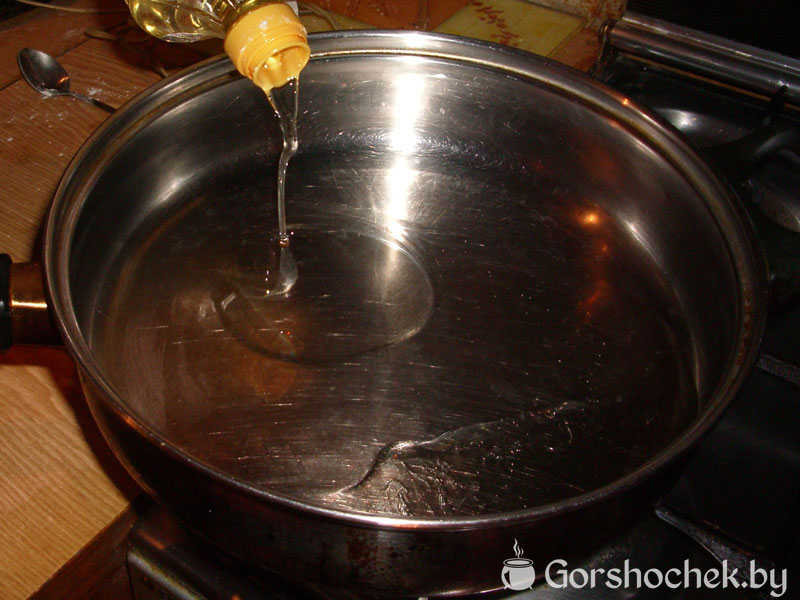 Картофельные пирожки с грибами на хорошо разогретую сковороду налить масло