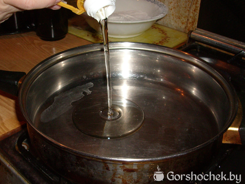 Мачанка в глубокую сковородку налить масло и разогреть