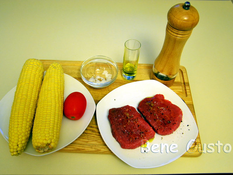 Сочный стейк из говядины с кукурузой Перчим и смазываем оливковым маслом