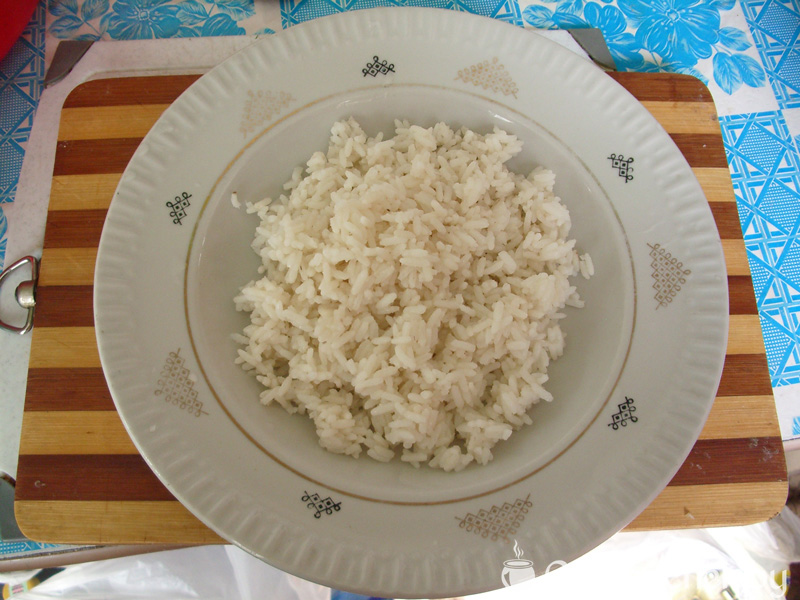 Курица по–гавайски на тарелку выложить рис