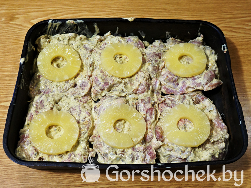 Курица с ананасами и сыром, запеченная в духовке Раскладываем кольца ананасов