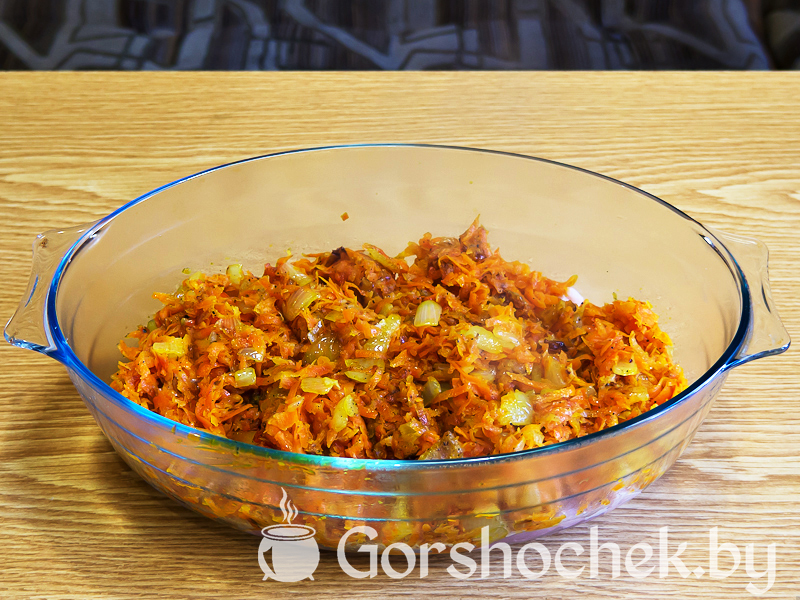 Курица с рисом и овощами в духовке 2–ым слоем выкладываем обжаренные лук с морковкой