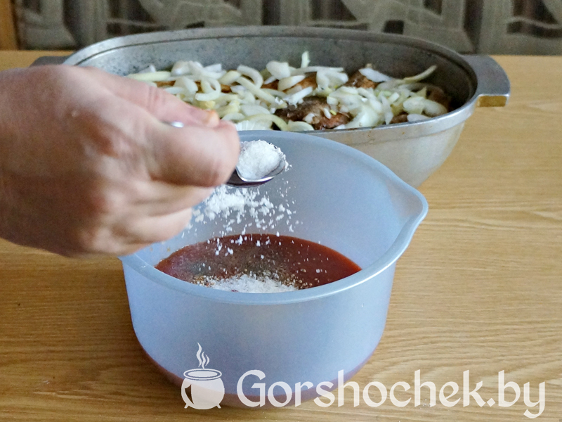 Караси тушеные в томатном соусе 1 столовую ложку соли