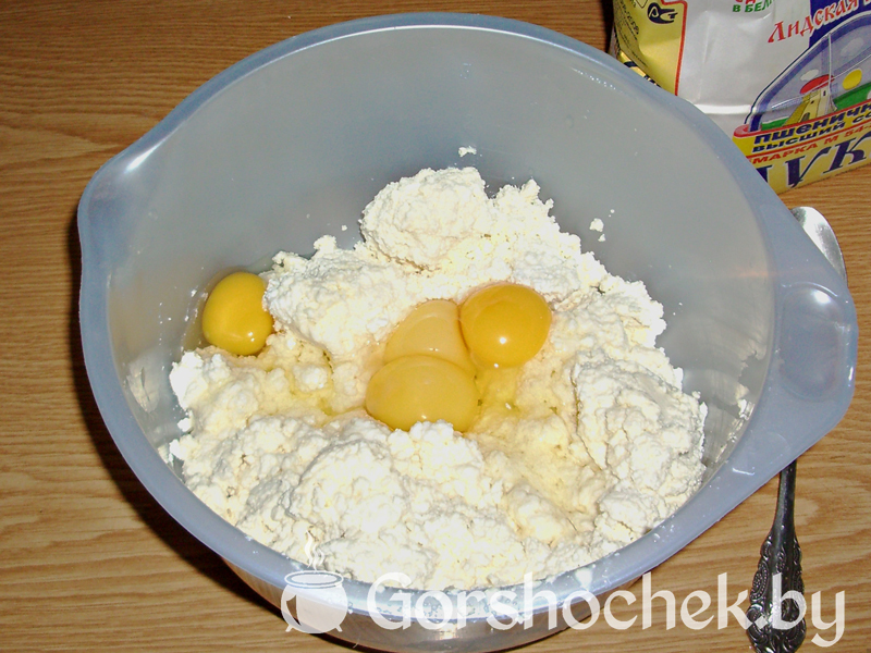 Сырники Берём 1 кг творога добавляем к нему 4 яйца