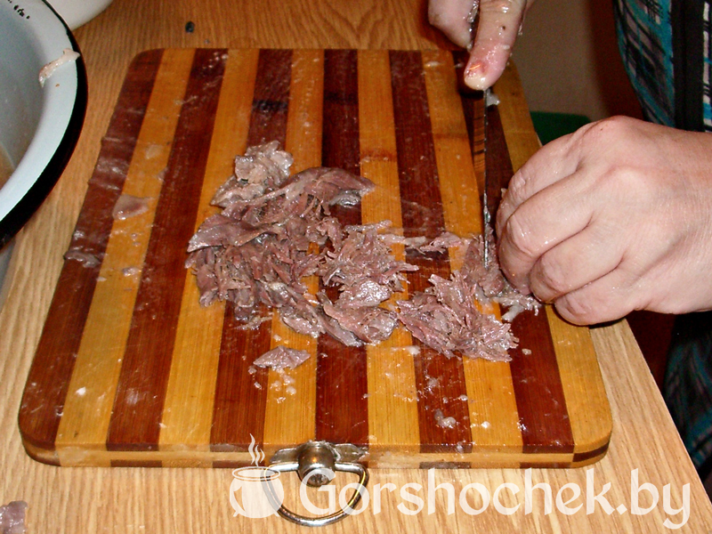Холодец (студень) мясо нарезаем небольшими кусочками