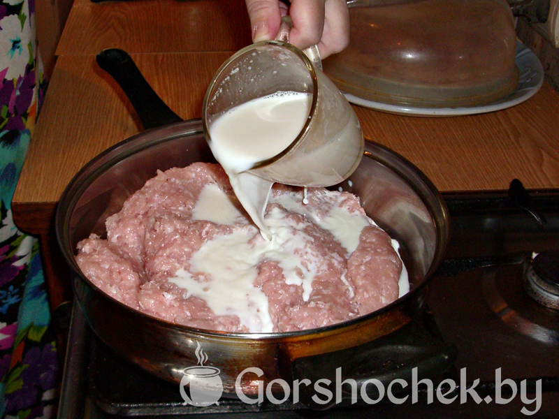 Курица фаршированная мясом, блинами и грибами добавляем в него 200 мл молока