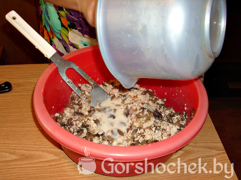 Курица фаршированная мясом, блинами и грибами когда желатин растворился-выливаем молоко в фарш с грибами