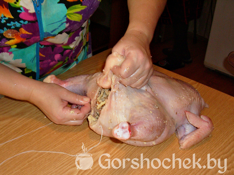 Курица фаршированная мясом, блинами и грибами зашиваем курицу крепкими нитками