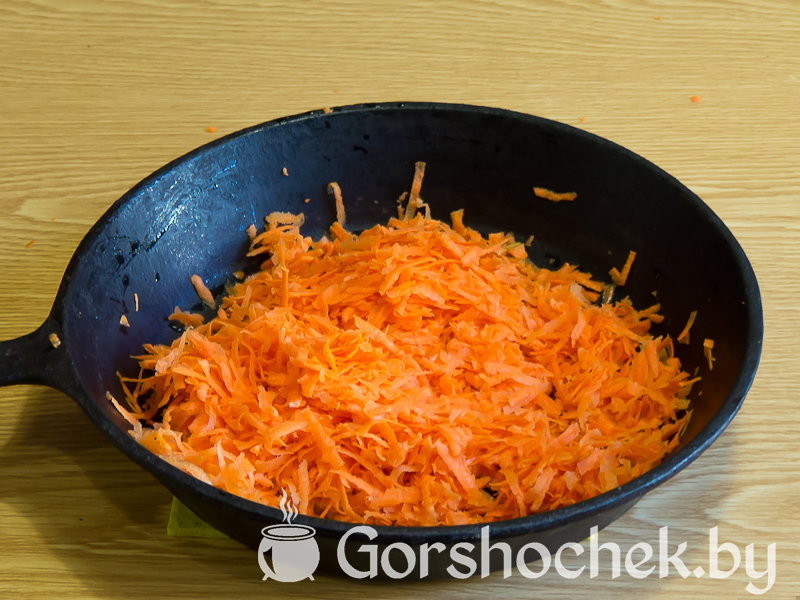 Паштет из куриного филе с плавленым сыром Морковь моем, чистим и натираем на крупной тёрке