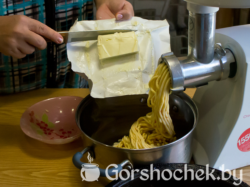 Паштет из куриного филе с плавленым сыром Добавляем оставшееся сливочное масло