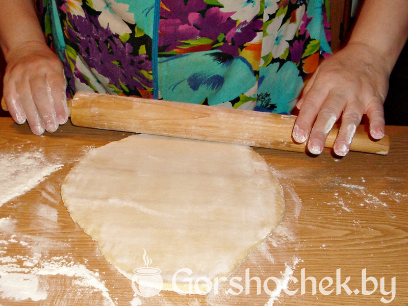 Тарталетки и раскатываем тесто толщиной в 1 – 1,5 см